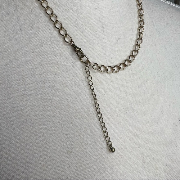 Up-cycled gold tone chunky chain necklace with vintage resin rose pendant - Picture 7 of 13